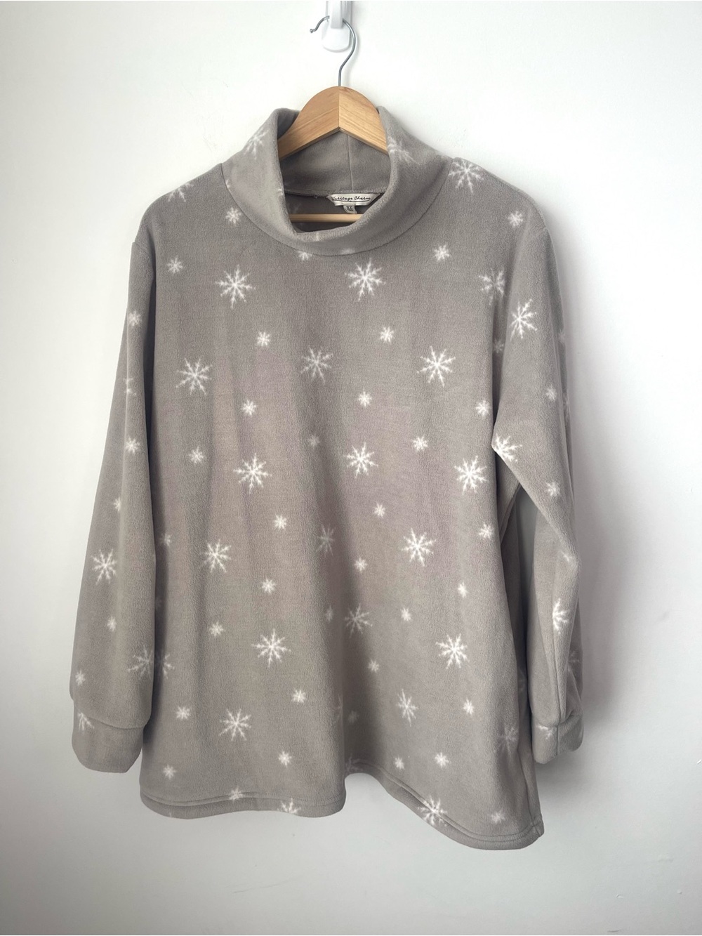 Heritage charm Charcoal and White Snowflake Turtleneck size XL